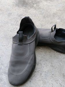 Neeman&#39;s Grey Sneakers