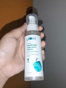 Plum Cica &amp; HYA-BETAINE vegan Mucin Essence .