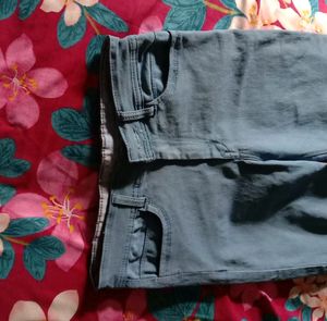 Women&#39;s Knee Ripped Jeans