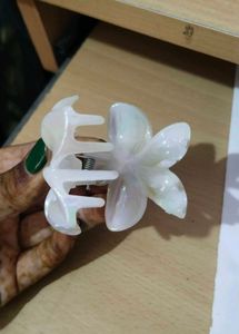 Elegant White Floral Hair Clip – Classy Look🌸