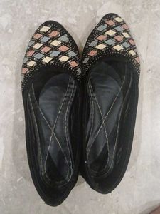 Elegant Black Juttis