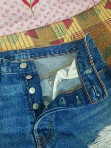 Distressed Levi&#39;s Jeans