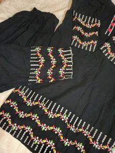 Embroidered Kurta Set With Pant