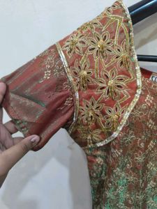 Colour shift orange to green suit