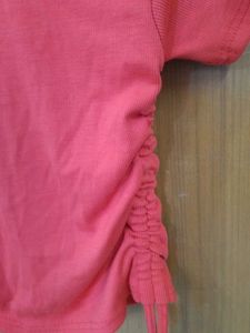 RIBBED RED T SHIRT WITH ROUCHED SIDES