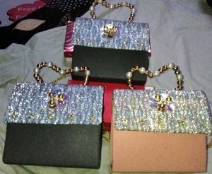 CUTE GIRL SEELING BAGS
