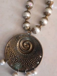 Elegant Pearl &amp; Gold Necklace