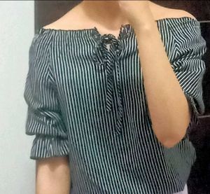 Black and white striped Top🐼