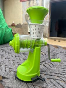 Mosmi Juicer Like New