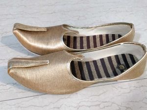 Manyavar Brown Golden Jooti