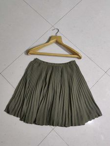 BANANA REPUBLIC SOFT PLATED SKIRT