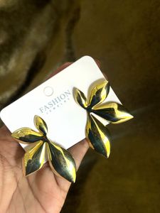 Gold Floral leaves stud Earrings✨