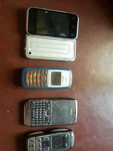 Vintage Nokia Phones + Motorola- Bundle of 4