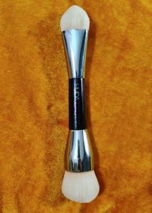 Huda Beauty Build And Buff Foundation Brush