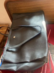 Get Handbag In Black