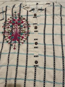 Women White Check Kurta