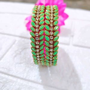 Leaf Pattern Bangle Set