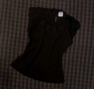 woman&#39;s front cut top