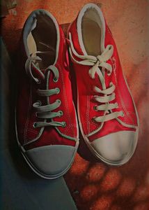 [ Boy / Girl ]red Shoes With Like New Condition 🚨