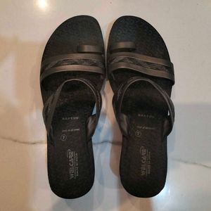 Black Toe-Loop flats/sandals