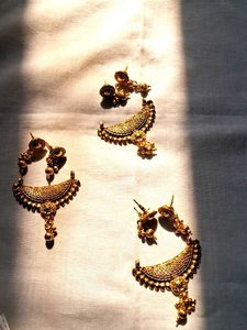 Gold-toned Earrings &amp; pendant set
