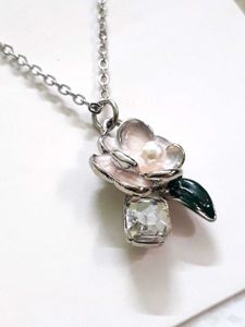 Floral Pearl Pendant Necklace