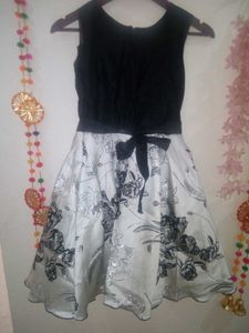 Off White Medium Sized Girl&#39;s Dress