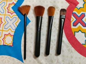 Set Of 12 Makeup Brushes 😍