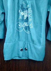 Title: Stylish &amp; Trendy Top for Sale – Great Condi
