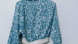 Abstract Teal &amp; White Crop Top