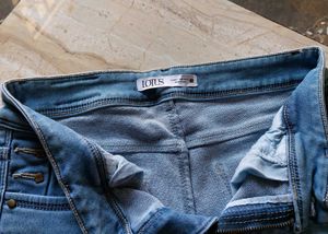 Light Wash Denim Jeans (3 quarter)