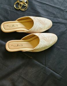 Women Special Shimmering Juttis