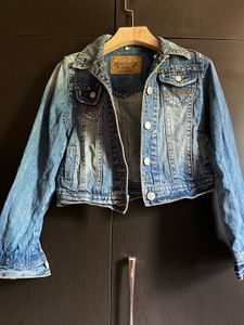 Cropped Blue Denim Jacket (Levi’s Style)