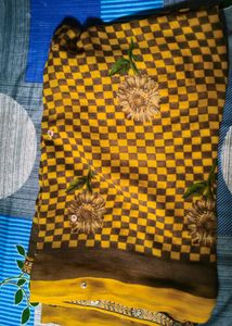 Elegant Floral Checkered Saree🌻