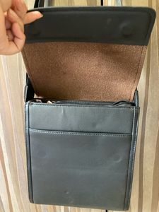 SLING BAG WITH MULTIPLE POCKETS