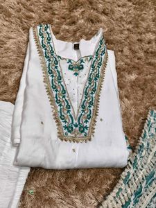 Elegant White Embroidered Kurta Set (women's)