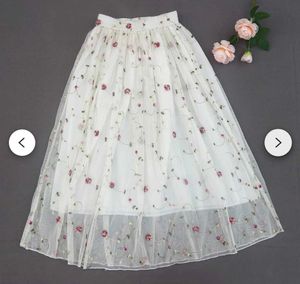 Forever 21 Floral Embroidery 🪡 Off White Skirt