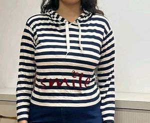 Striped Cropped Hoodie – Full Sleeves & Trendy Fit