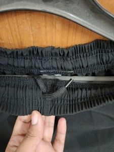 BLACK SPORTS SHORTS WITH POCKETS