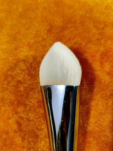 Huda Beauty Build And Buff Foundation Brush
