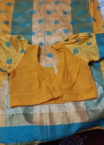 Gorgeous Saree With Designer Blouse 👌