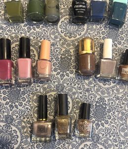 Pouch with 15 colourful nailpaints