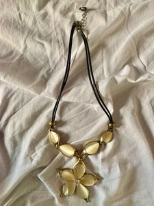 Off White Flower Necklace