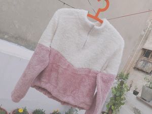 SWEATSHIRT WITH A STYLISH SILVER ZIPPER