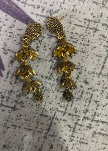 Six Earrings With One Pandle