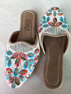 Trendy Rajasthani Mujri