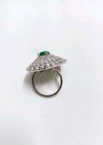 Emerald green stone women&#39;s ring.