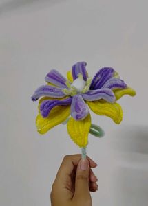 TANGLED FUZZY WIRE FLOWER