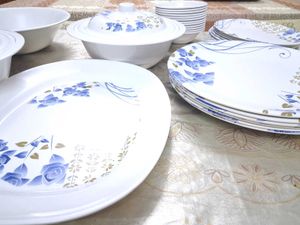 28 Pieces Dinner Set In Very Good Conditi