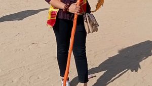 Black High-Waisted Skinny Jeans